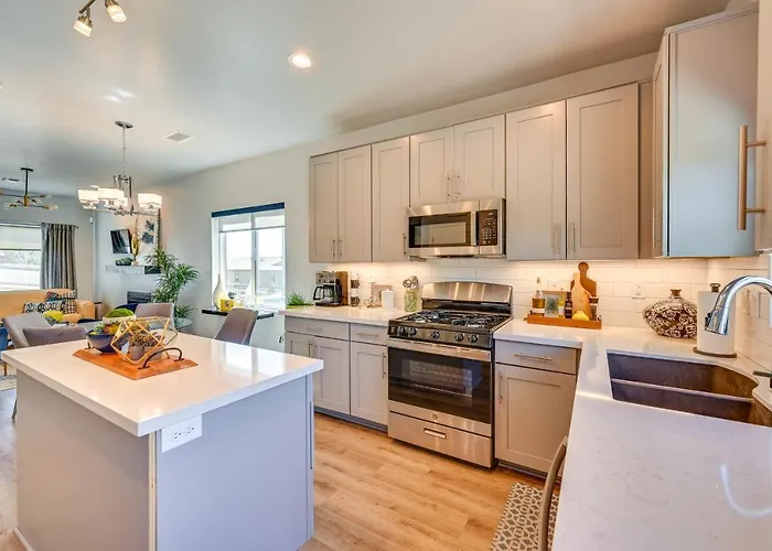 Dom wakacyjny Modern Vacation W/ 2 Living Areas
