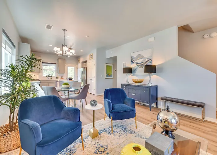 Modern Vacation W/ 2 Living Areas *