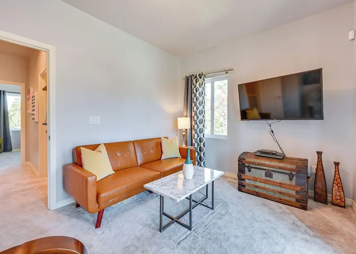 Modern Vacation W/ 2 Living Areas